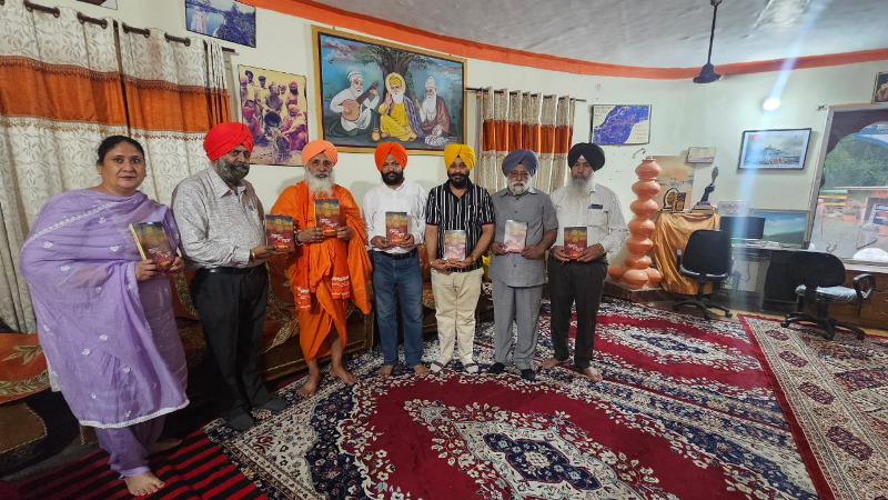 "ਸਫ਼ਰ-ਦਰ-ਸਫ਼ਰ" ਨੂੰ ਸੰਤ ਸੀਚੇਵਾਲ ਨੇ ਨਿਰਮਲ ਕੁਟੀਆ ਵਿਖੇ ਕੀਤਾ ਰਿਲੀਜ਼---ਕੰਵਰ ਇਕਬਾਲ ਸਿੰਘ